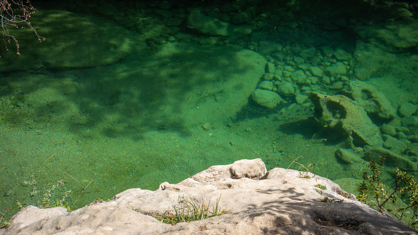 leuchtend grünes Wasser des Río Borosa