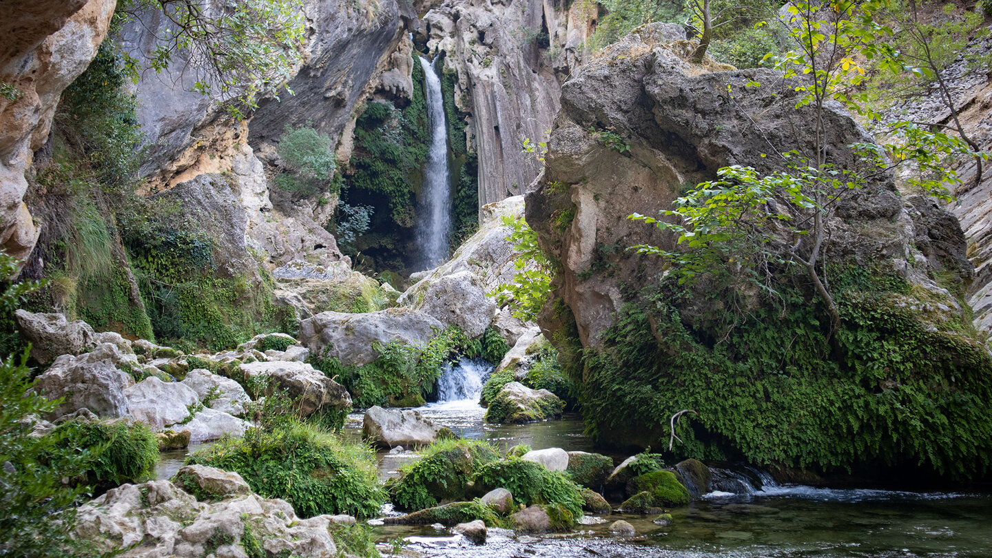 imposanter Wasserfall in der Schlucht des Río Borosa