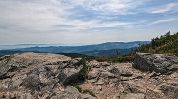 Gipfelplateau mit Felsen - Le Tanet