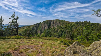 Ausblick auf Felswand des Le Tanet Massiv