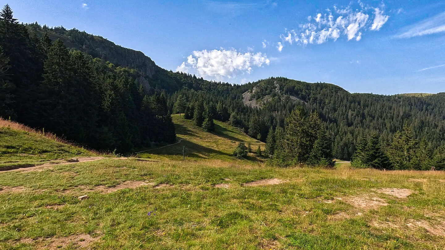 Panorama am Wanderweg zum Seestaedtle unterhalb der Le Tanet Felswand