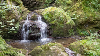 Kaskaden zwischen Felsformationen am Lotenbach