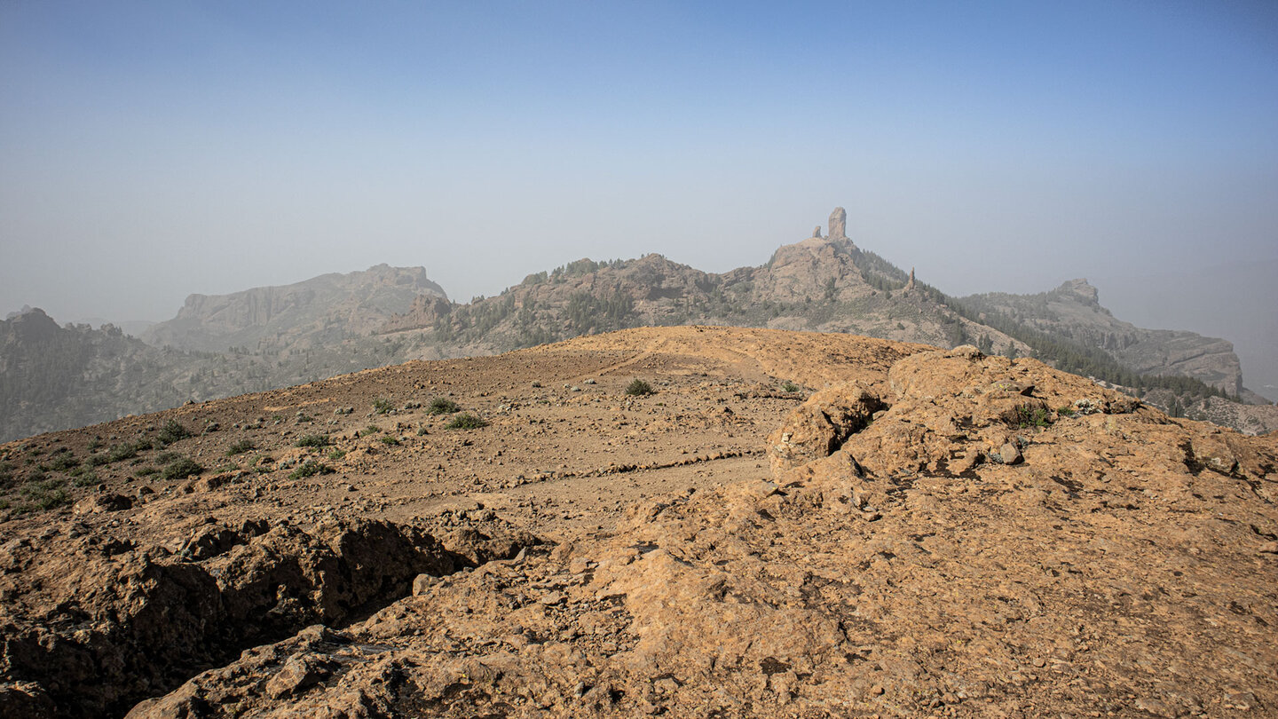 Blick vom Gipfelplateau des El Montañon zum Roque Nublo