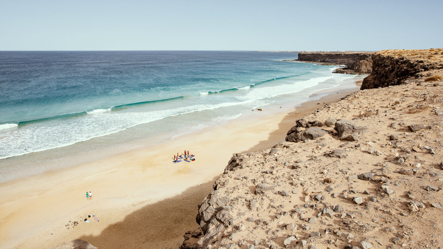 Ausblick von den Steilklippen über den Strand Playa del Águila bis El Cotillo