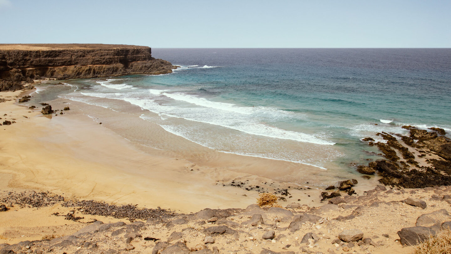 die von malerischen Felsklippen gesäumte Bucht am Playa de Esquinzo