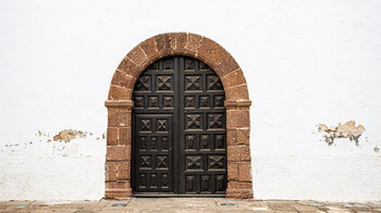 historisches Seitenportal der Kirche Iglesia de Nuestra Señora de Antigua auf Fuerteventura