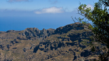 Blick Richtung Süden vom Aussichtspunkt Mirador Degollada de Peraza auf La Gomera