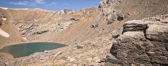 Felsformationen am Gebirgssee Laguna de la Caldera