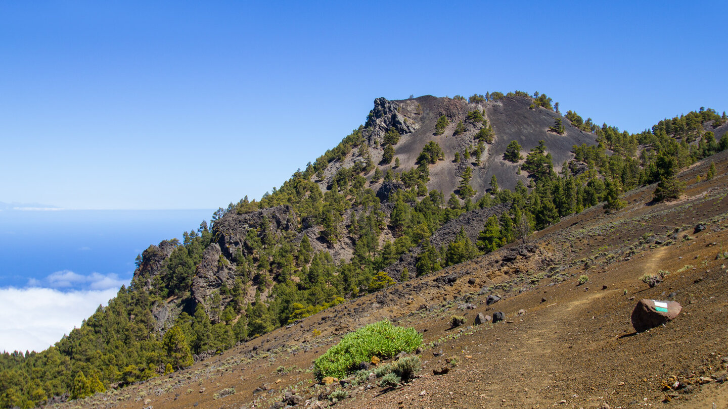 Blick zum Pico Nambroque mit dem Atlantik im Hintergrund