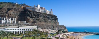 der im Südwesten gelegene Strand Playa Amadores auf Gran Canaria