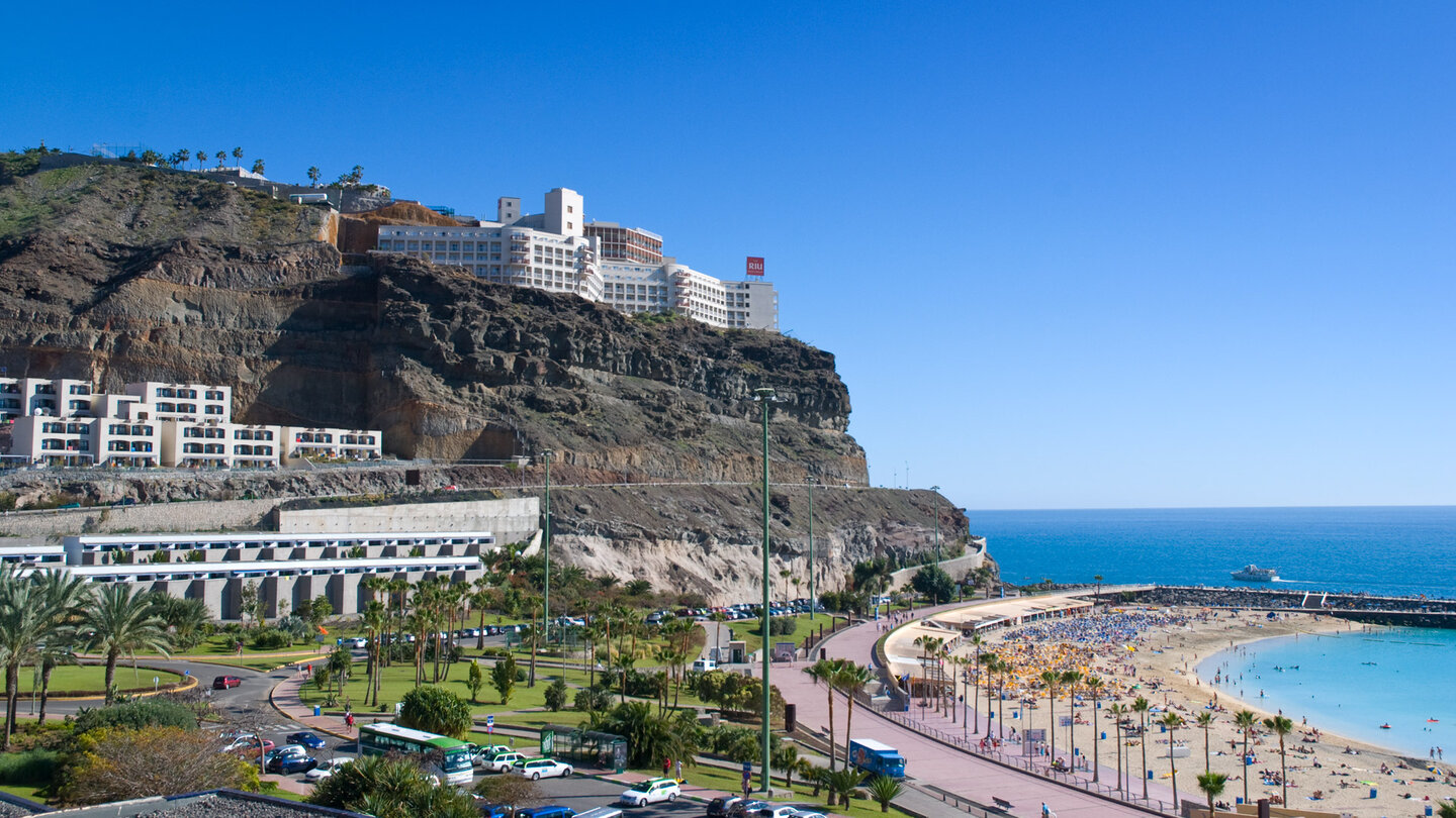 der im Südwesten gelegene Strand Playa Amadores auf Gran Canaria