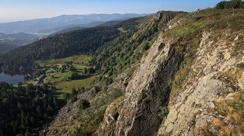 Lac Forlet mit Klippen und Blockhalden am Taubenklangfelsen