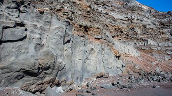 die Felswände oberhalb des Playa de Verodal auf El Hierro