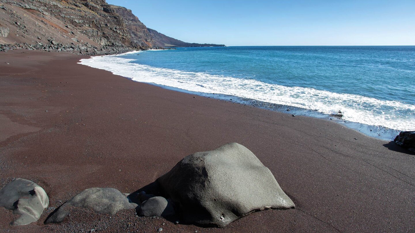 roter feinkörniger Sandstrand an der Playa del Verodal auf El Hierro