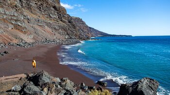 der Playa del Verodal auf El Hierro liegt unterhalb gewaltiger Steilwände