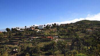 über die terrassierten Felder verteilte Häuser in Las Hayas auf La Gomera