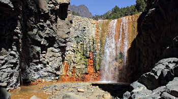 Blick auf die Cascada de Colores oder den Wasserfall der Farben