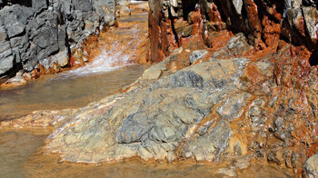 rostrote Felsstufen an der Cascada de Coloros auf La Palma