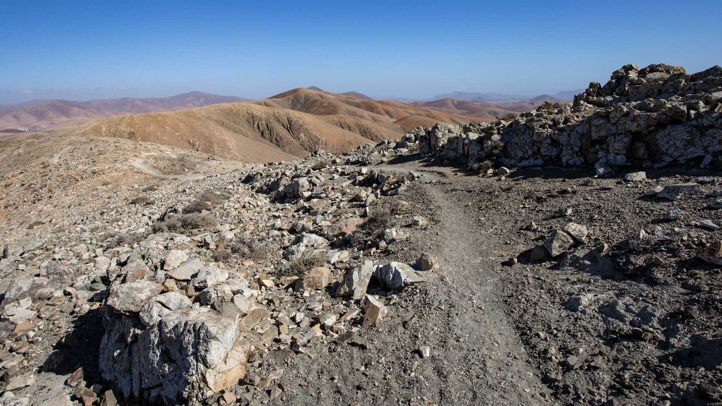 Panoramablick über den Wanderweg am Filo de Tejada