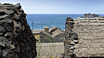 traditionelle Bauweise mit strohgedeckten Dächern in Pozo de las Calcosas auf El Hierro