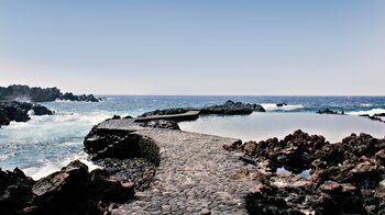 befestigter Meerwasserpool und Badebucht in Pozo de las Calcosas auf El Hierro