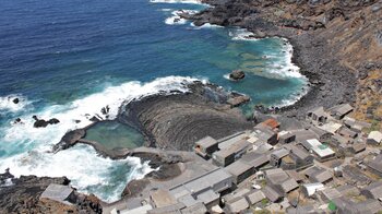 Fischerdorf Pozo de Las Calcosas mit imposanter Lavazunge auf El Hierro