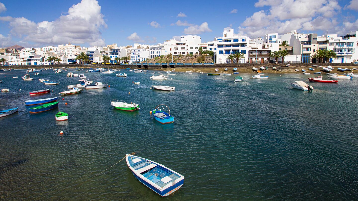 die Blaue Lagune Charco San Ginés von Arrecife auf Lanzarote mit zahlreichen kleinen Booten