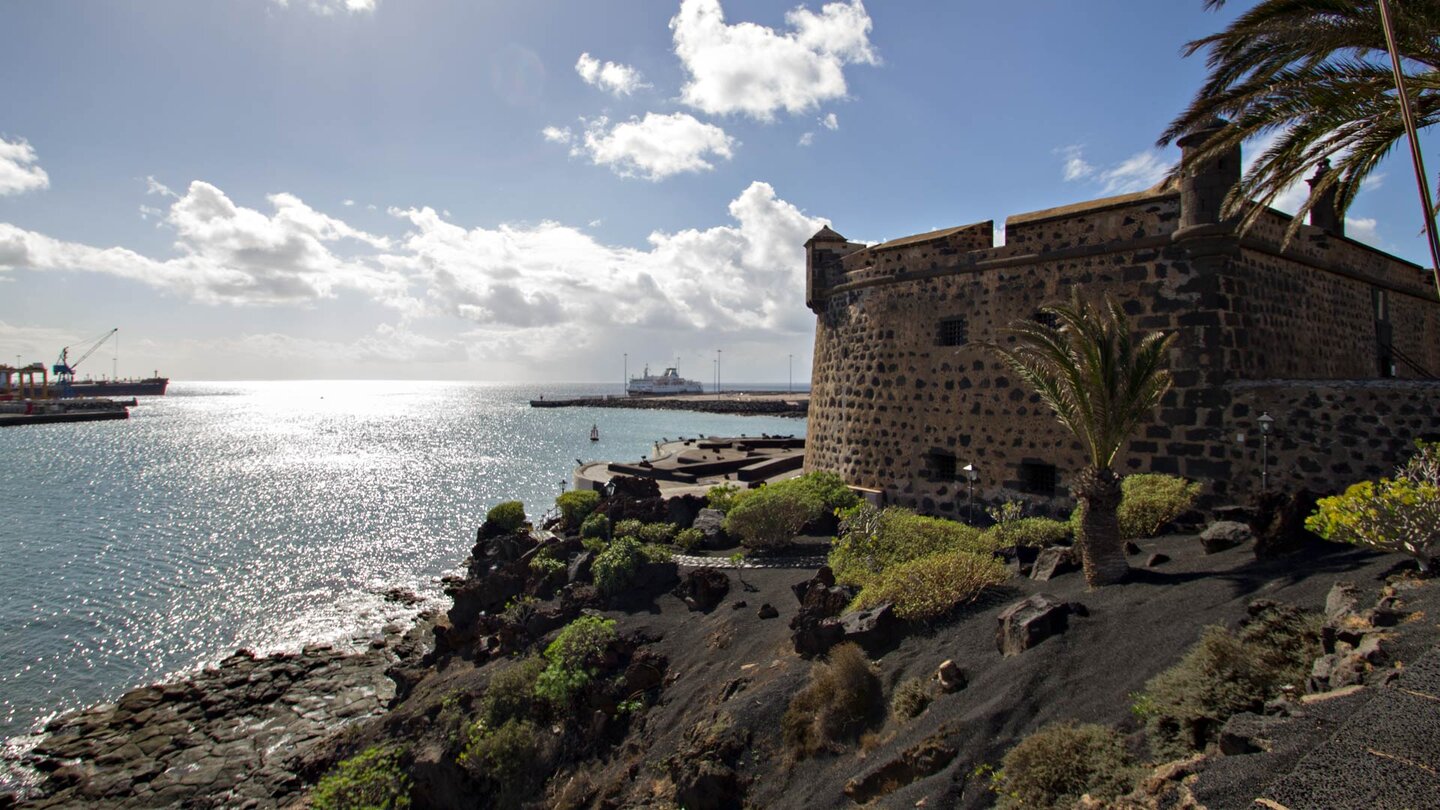 die Hafeneinfahrt sollte von dem Castillo de San José in Arrecife ab 1574 bewacht werden