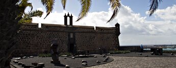 das Castillo de San José in Arrecife auf Lanzarote steht an der Hafeneinfahrt