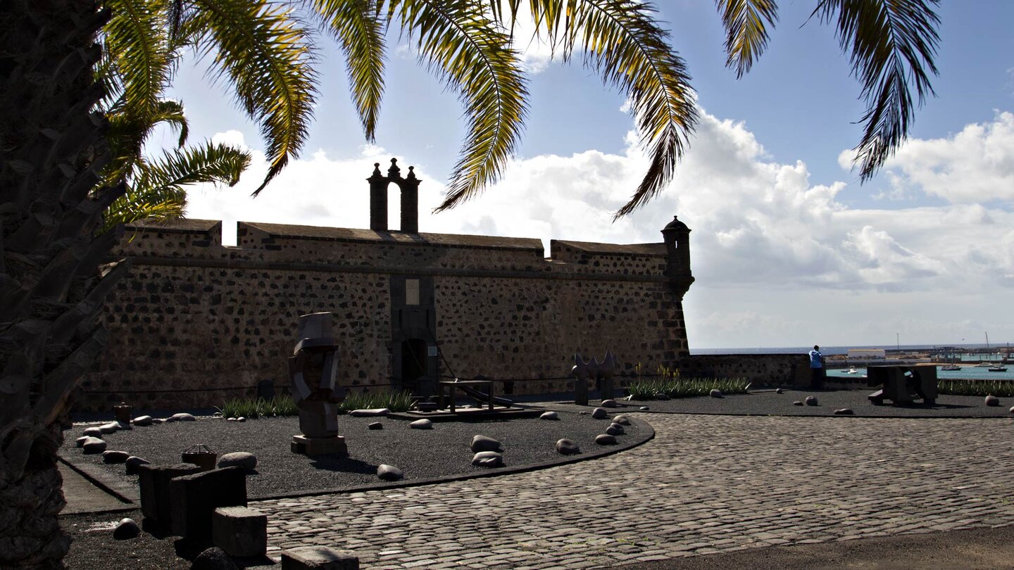 das Castillo de San José in Arrecife auf Lanzarote steht an der Hafeneinfahrt