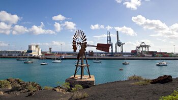 der Containerbereich von Los Marmoles, dem Hafen Arrecifes auf Lanzarote