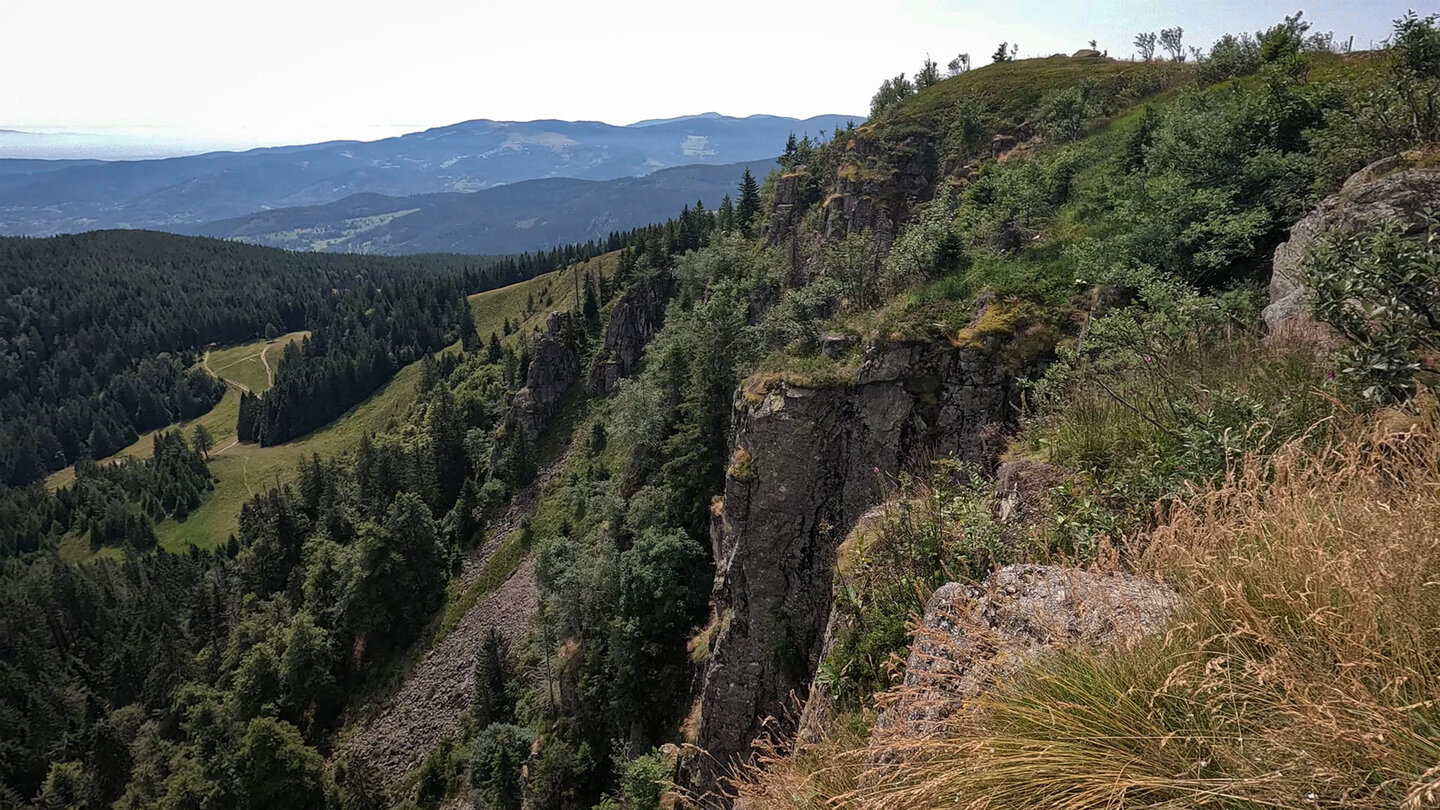 Felsklippen und Blockhalden am Le Tanet