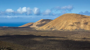 Montaña Caldereta mit Caldera Blanca mit dem Risco Quebrado im Hintergrund