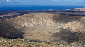 Blick in den Vulkankrater der Caldera Blanca auf Lanzarote