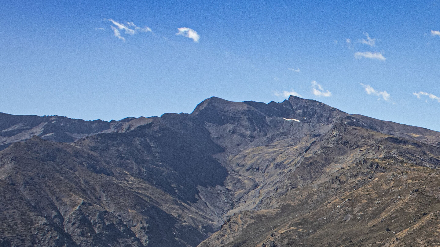 Ausblick auf den Pico del Veleta vom Wanderweg bei den Cortijo Hornillo