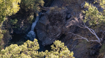 Aussicht kleiner Wasserfall mit Waserbecken des Rio Genil - Vereda de la Estrella