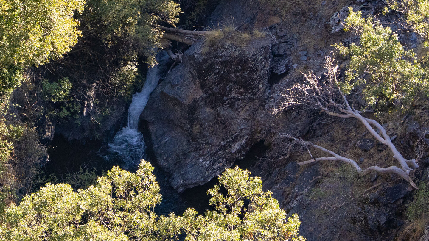 Aussicht kleiner Wasserfall mit Waserbecken des Rio Genil - Vereda de la Estrella