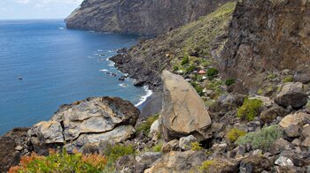 der Strand Playa de la Veta befindet sich direkt an der Steilküste