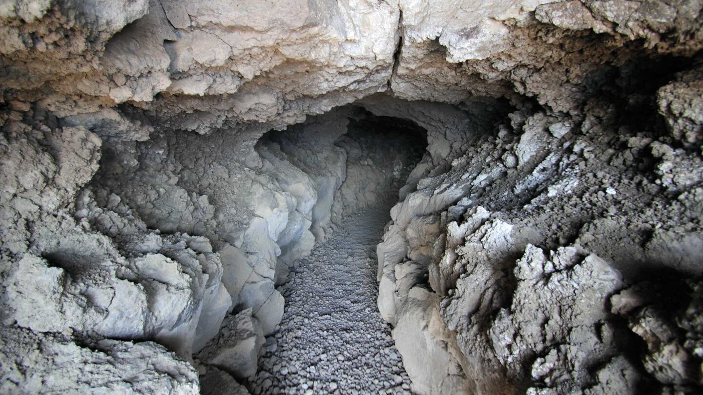 der Fußweg zur Playa de la Veta führt durch einen Tunnel