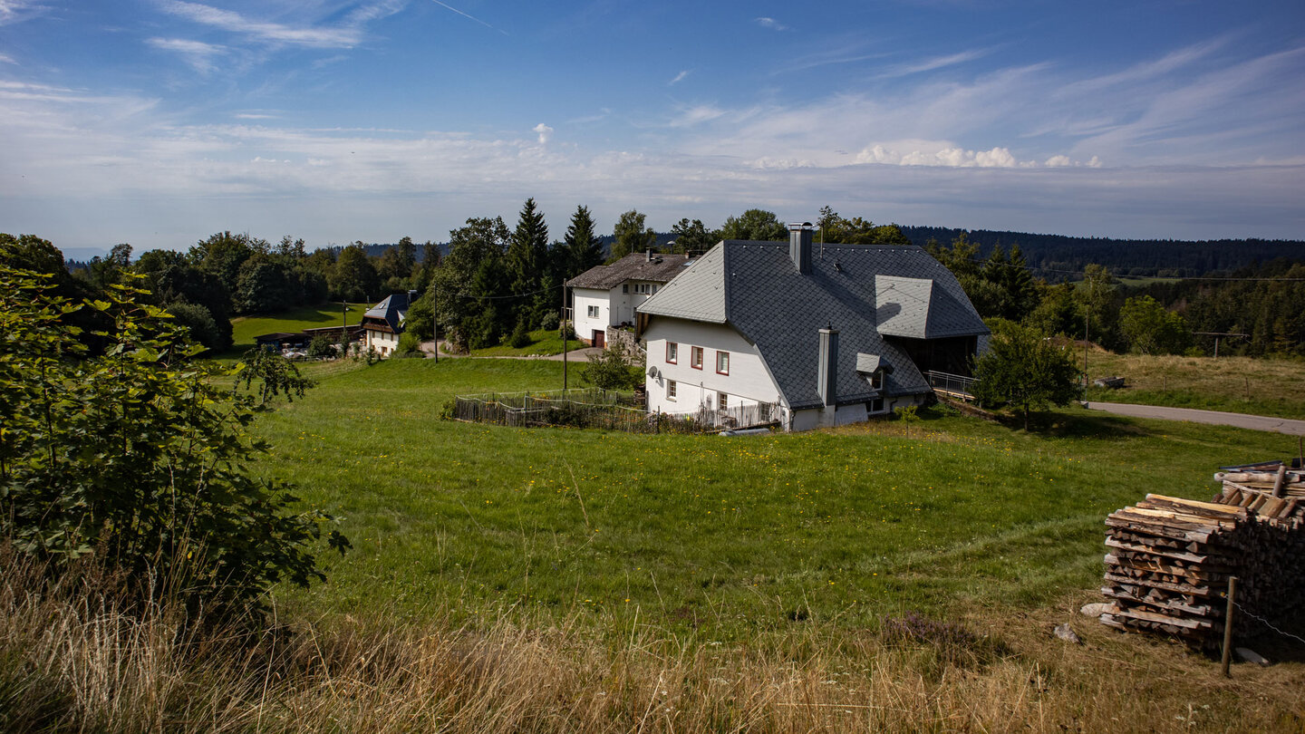 Schwarzwaldhöfe am Wanderweg zum Klosterweier