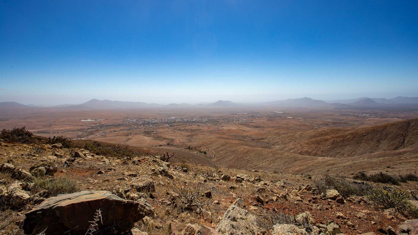 hinter der Ebene von Antigua erheben sich die Vulkankegel aus dem Dunst