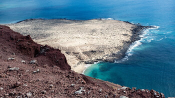 Blick vom Gipfel des Montaña Amarilla auf die Landzunge vor der Playa de la Cocina