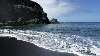 Blick entlang der Playa de la Zamora auf La Palma