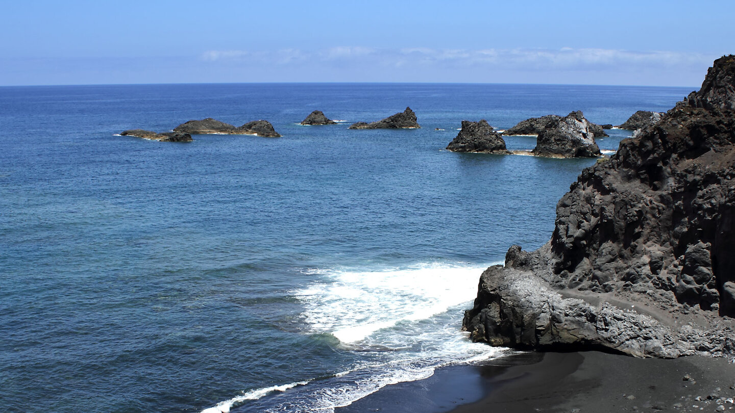 die vorgelagerte Felsengruppe schützt vor starker Brandung an der Playa de la Zamora auf La Palma