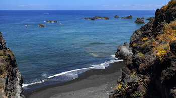 die Playa de la Zamora auf La Palma mit vorgelagerten Felsengruppen