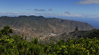 Ausblick auf Vallehermoso und den Roque Cano vom Aussichtspunkt Mirador de Vallehermoso auf La Gomera