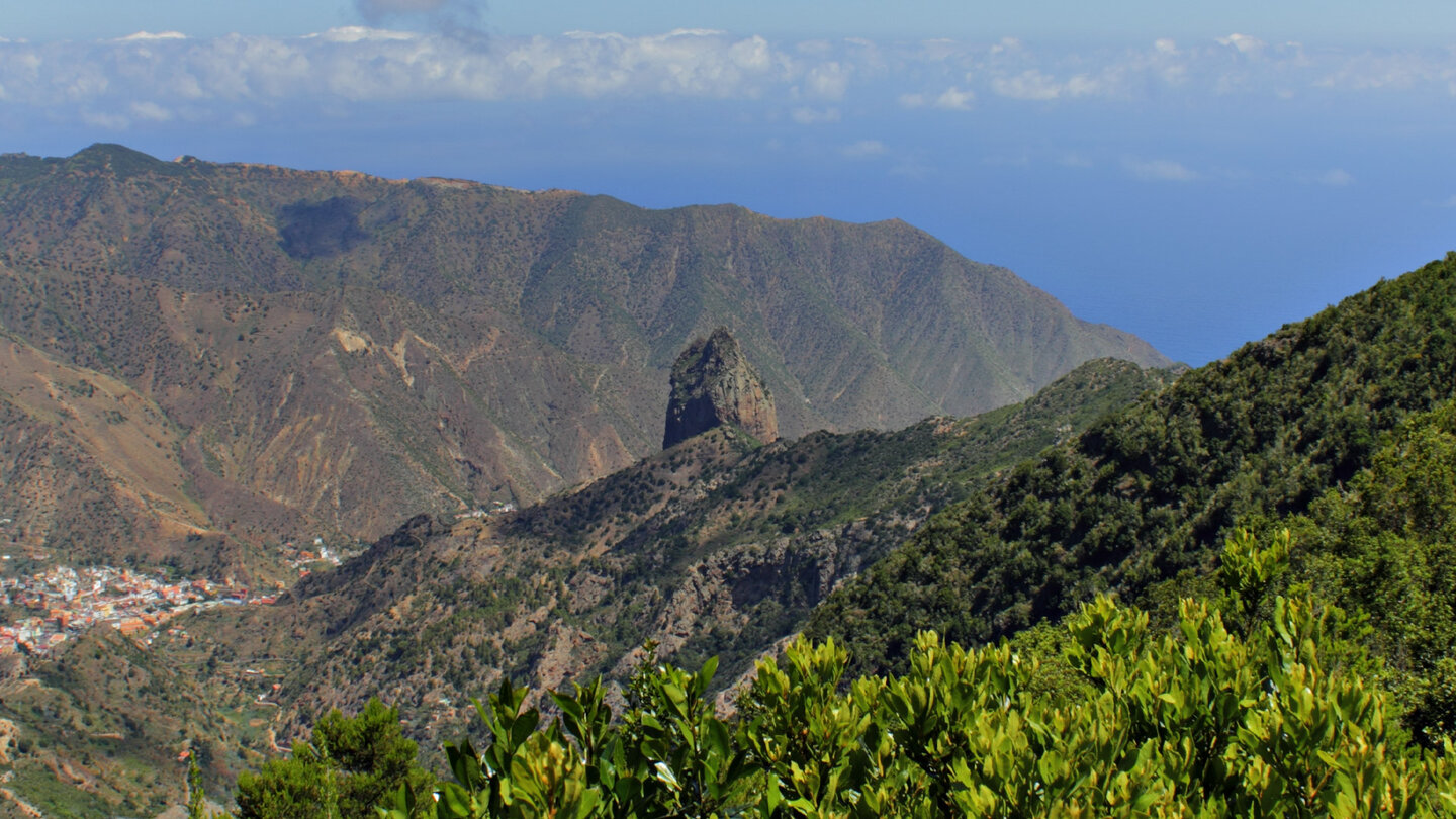 der Felsen Roque Cano oberhalb von Vallehermoso vom gleichnamigen Aussichtspunkt auf La Gomera