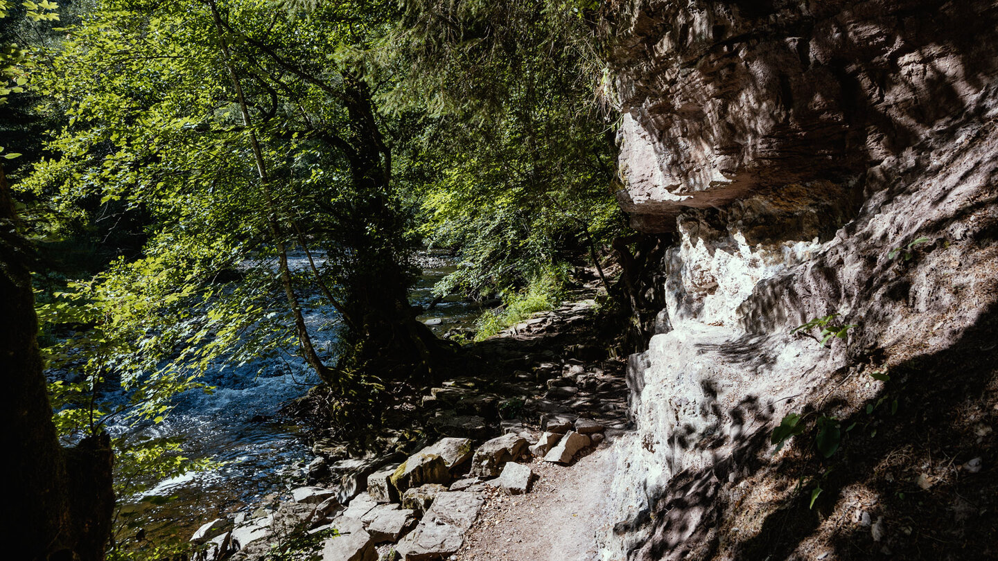 rötliche Felsformationen am Ufer der Wutach