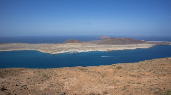 vom Mirador del Río auf Lanzarote blickt man bis La Graciosa mit Caleta del Sebo