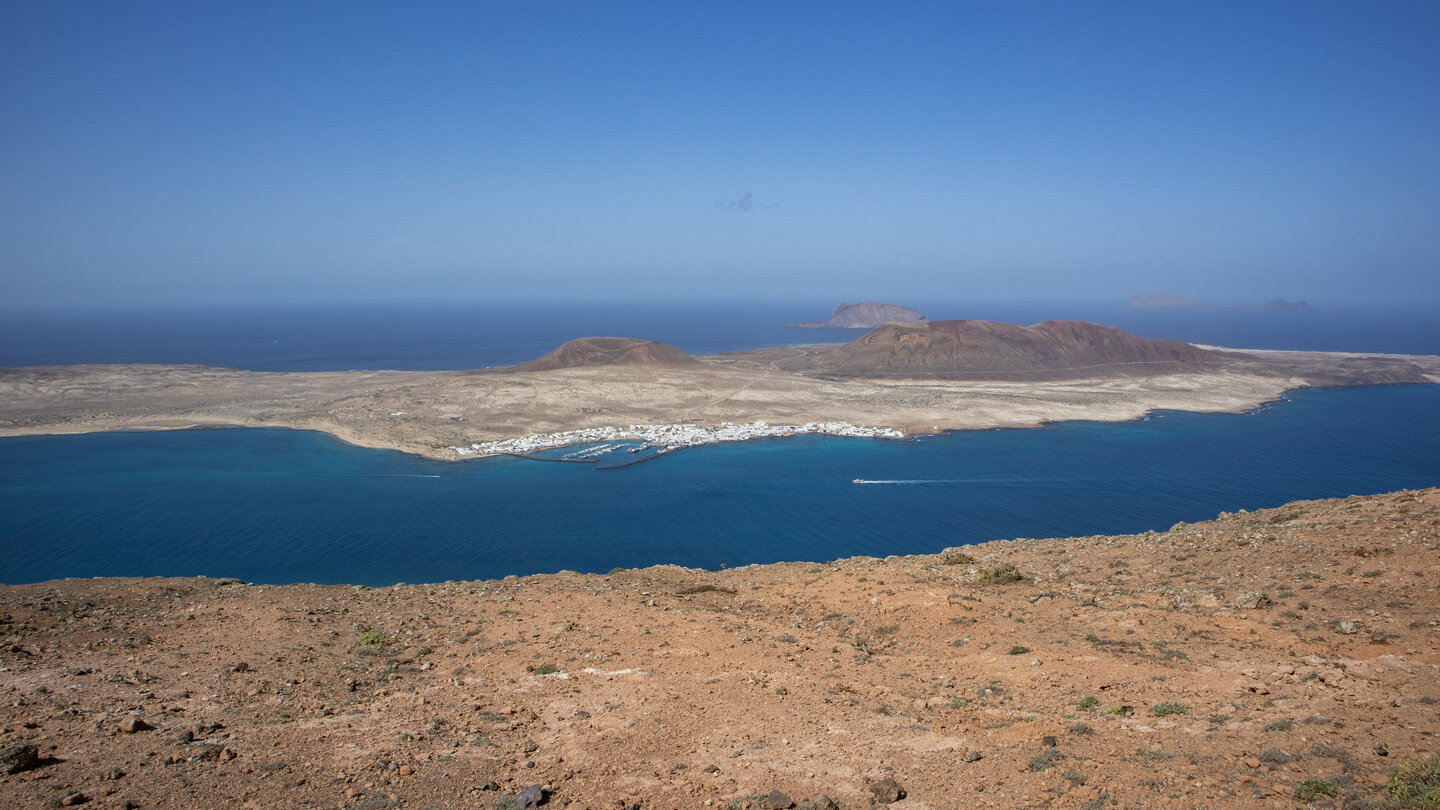 vom Mirador del Río auf Lanzarote blickt man bis La Graciosa mit Caleta del Sebo